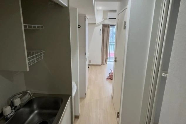 リゾートバイトの寮の間取り。廊下を進んだ先に洋室が見える。ミニキッチンが備え付けられた個室アパート寮。