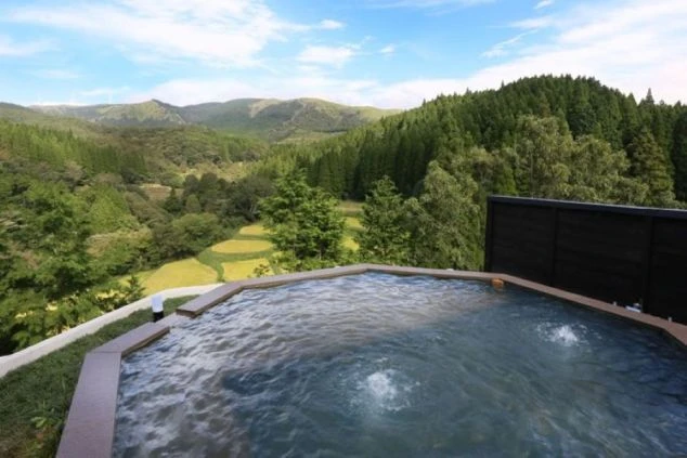 旅館の玄関に並ぶ下駄。風情ある温泉宿でのリゾートバイトを始める第一歩です。