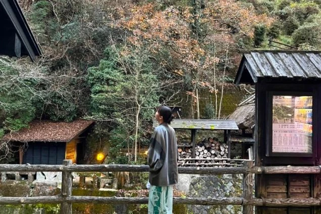 黒川温泉にある高級旅館の幻想的な施設外観画像。静寂な森に包まれた離れ宿。