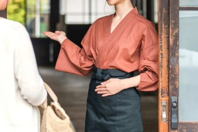 光に照らされた川沿いの温泉街。幻想的な雰囲気の中、非日常を感じながら働けます。