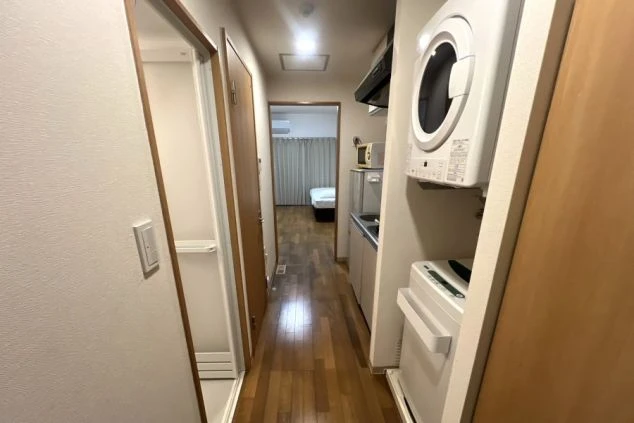 リゾートバイトの完全個室寮の玄関から見た内観の画像。