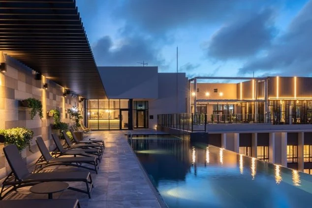 リゾートバイトの休日に観光するイメージ画像。夜のホテルにある、ライトアップされた屋外プール。