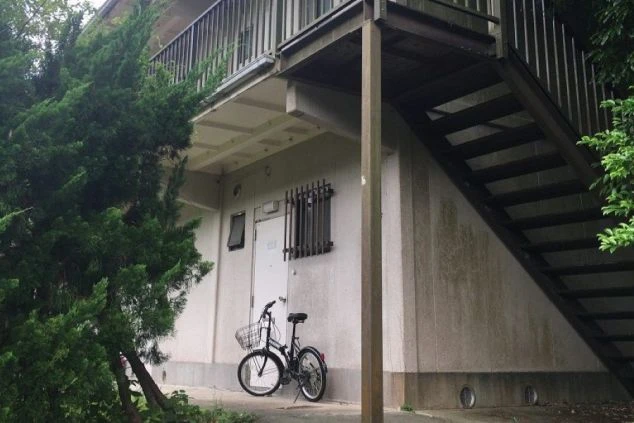 緑に囲まれたリゾートバイトの寮の外観。自転車が停められており、自然豊かな環境で過ごせることを示唆しています。