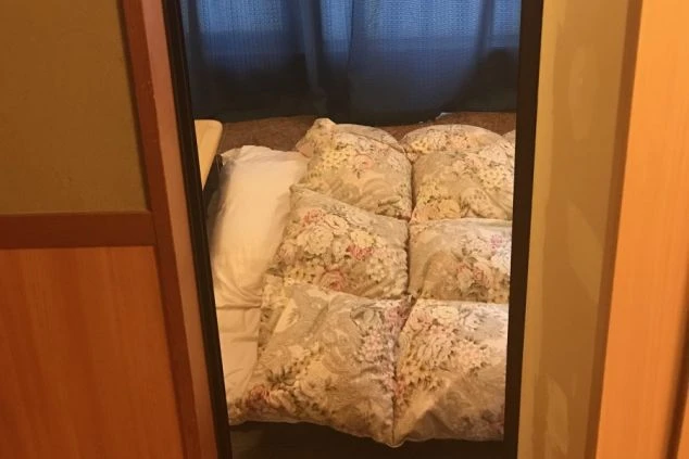 リゾートバイトの館内寮の和室の布団。花柄の寝具が用意されており、仕事の疲れを癒せる快適な寝室の画像。