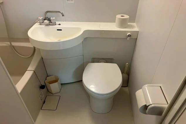 リゾートバイトの寮のユニットバス。トイレ、洗面台、バスタブがコンパクトにまとまった、清潔な空間です。