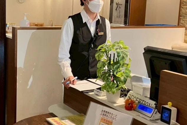 シャツにベストを着用するレストランの制服。