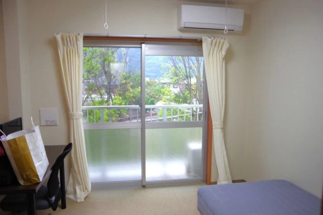 リゾートバイトの個室寮の部屋の画像。