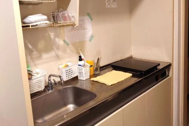 寮内のキッチンにある調理スペースとシンク。ちょっとした料理をするのに十分な設備が整っています。