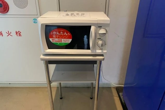 群馬県北軽井沢でのリゾートバイトの寮の電子レンジの画像。スタッフ同士で共同で利用する。