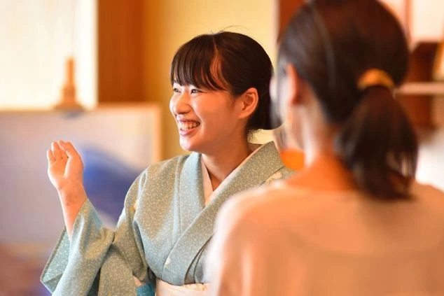 現代的で和風の要素を取り入れた旅館またはホテルのエントランス。