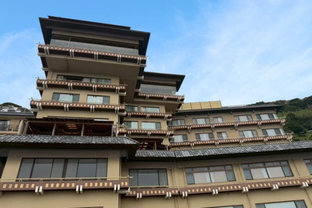 重厚な瓦屋根とモダンな建築様式が融合した多層階の建物で、多くの客室から海の絶景が楽しめる造りになっています。