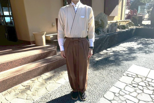 茶色の袴風パンツにドット柄の上着を合わせた、旅館の男性仲居用制服