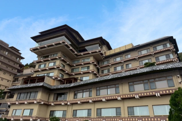 重厚な瓦屋根とモダンな建築様式が融合した多層階の建物で、多くの客室から海の絶景が楽しめる造りになっています。