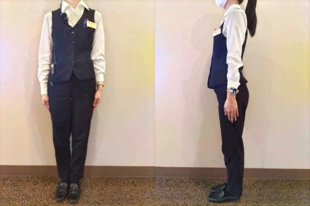 フロントで働く女性スタッフの制服。白いシャツに黒いベストとパンツを合わせた、フォーマルで清潔感のあるスタイル。