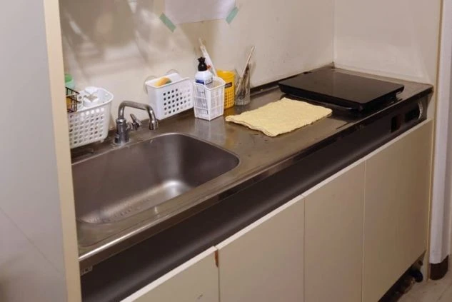 寮に備え付けられた共同キッチン。シンクとコンロがあり、自炊に便利な環境。
