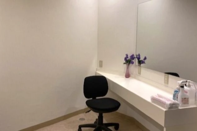 寮の広々とした洗面所。大きな鏡と長いカウンターがあり、快適に身支度ができる。