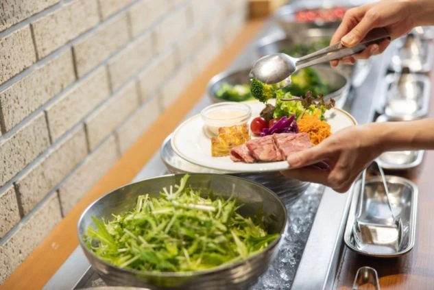 目の前で調理されたローストビーフを盛り付ける様子。新鮮な食材を使い、お客様に満足していただける料理を提供できます。