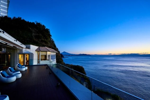 目の前に海と富士山が広がる、絶景のテラス。お客様に非日常の体験を提供する、やりがいのあるリゾートバイトです。