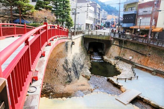 有馬川に架かる鮮やかな赤い「ねね橋」と、親水広場の風景。