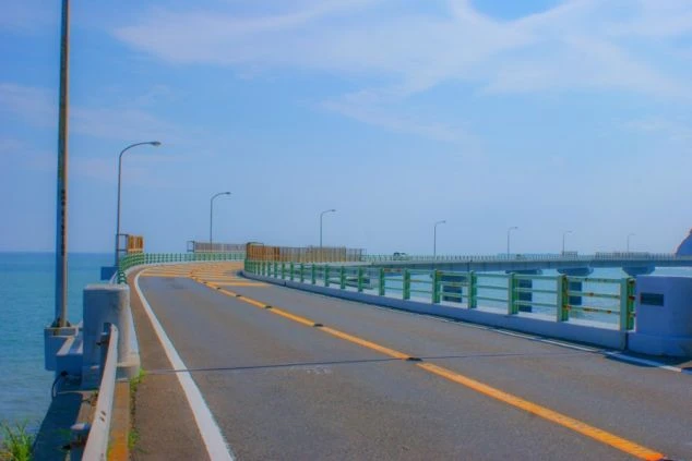 海の上を走る道路。海の青と空の青が美しい絶景を、リゾートバイトの通勤時間や休日に楽しめます。
