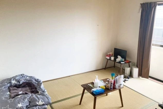 リゾートバイトの個室寮の室内。畳敷きの和室に、布団、ローテーブル、テレビが置かれた、落ち着いて過ごせる寮の部屋の画像。