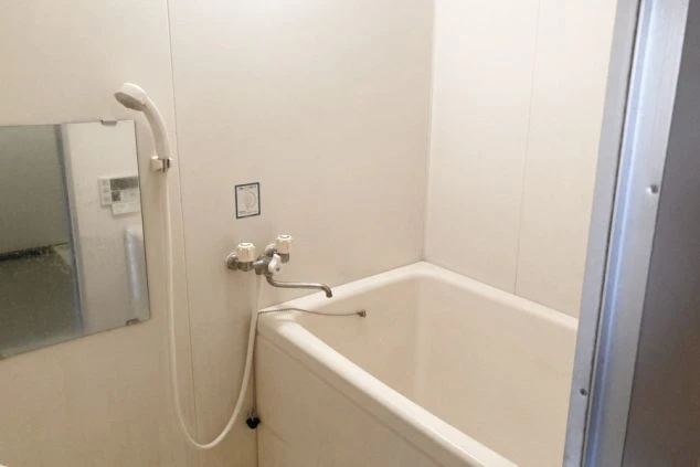 リゾートバイト寮のバスルーム。浴槽とシャワーが一体になった、清潔感のある設備の画像。