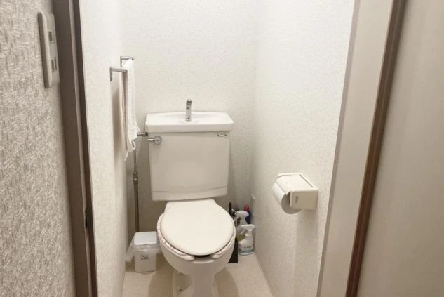 リゾートバイト寮のトイレ。ウォシュレット付きの便座と、手洗い場が一体になった、清潔な設備の画像。