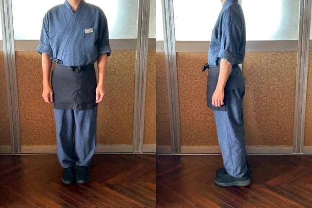 接客サービスを担当する男性スタッフの制服。落ち着いた藍色の作務衣(さむえ)に、黒いエプロンを締めた、和風のスタイル。