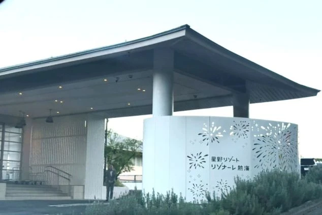 白とグレーを基調とした、清潔感のあるモダンなデザインのホテルのエントランス。