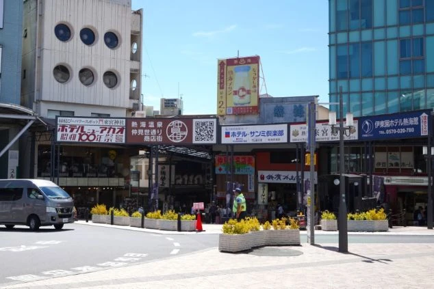 白とグレーを基調とした、清潔感のあるモダンなデザインのホテルのエントランス。