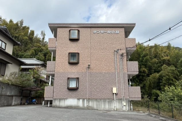 畳敷きの部屋で、エアコンとクローゼットが見える。落ち着いた和の空間でくつろげることをアピール。