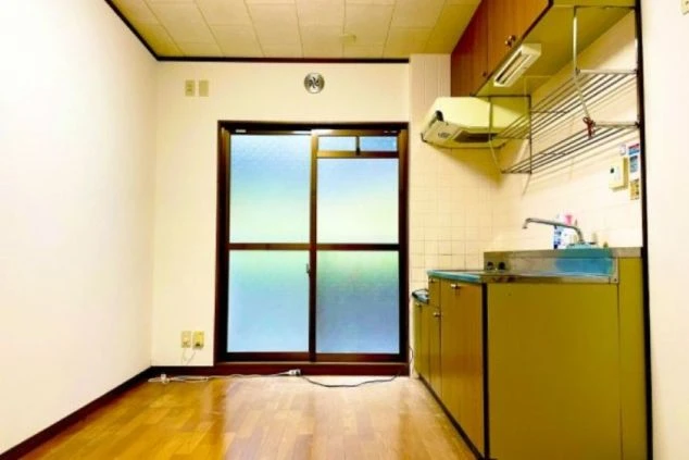 寮にあるキッチン。換気扇や収納棚も備え付けられており、自炊が可能。