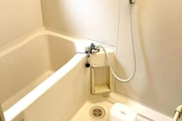 リゾートバイトの寮にある浴槽付きの浴室。仕事で疲れた体をゆっくり温められることをアピール。