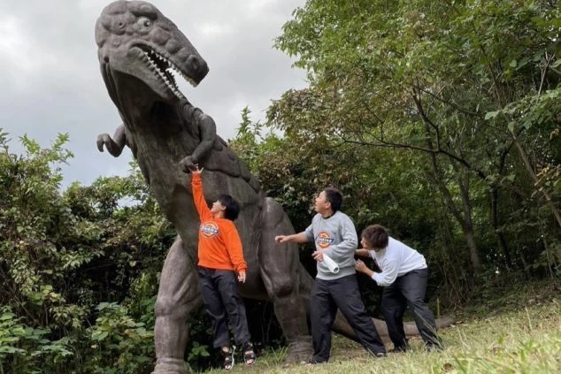 白とグレーを基調とした、清潔感のあるモダンなデザインのホテルのエントランス。