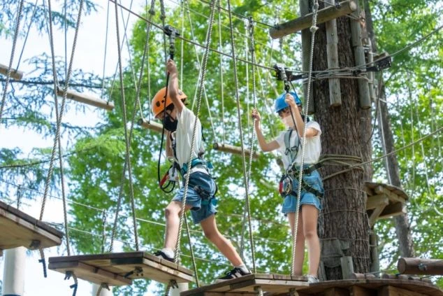 白とグレーを基調とした、清潔感のあるモダンなデザインのホテルのエントランス。