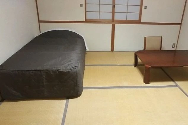 リゾートバイトの客室寮。畳にベッドが置かれている。