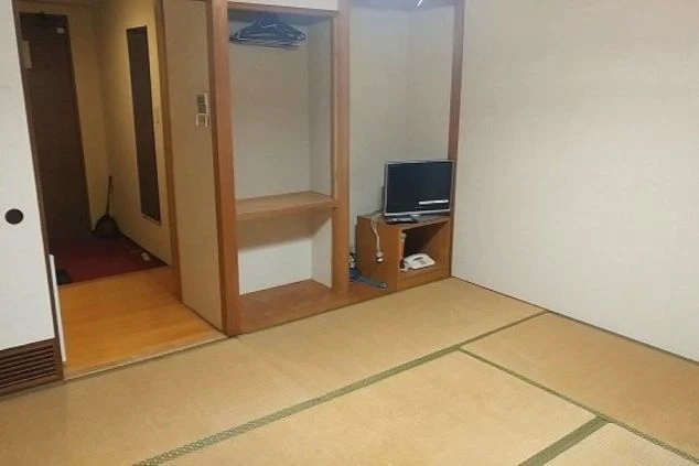 リゾートバイトの客室寮。TVとコンパクトなクローゼットが設置されている。