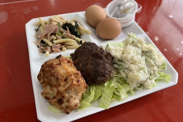 リゾートバイトのまかない。バランスのとれた食事付求人。