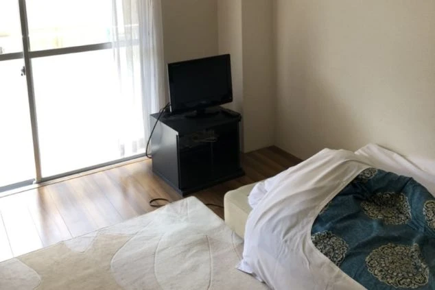 熊本県の杖立温泉でのリゾートバイトでスタッフが住む寮の画像。寝具とテレビがある。