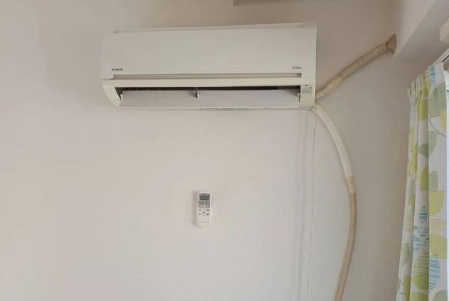 リゾートバイトの個室寮の部屋のエアコンの画像。