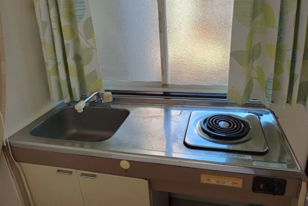 リゾートバイトの個室寮のキッチンの画像。