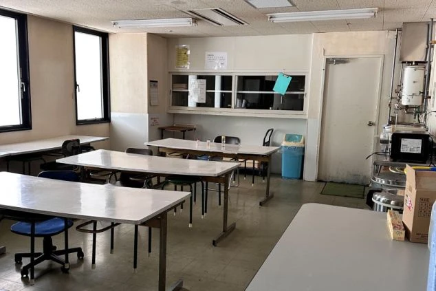 リゾートバイト寮の共用スペース。テーブルと椅子が複数設置されており、食事や休憩、他のスタッフとの交流に利用できます。共同生活も楽しめる住み込みリゾートバイト。