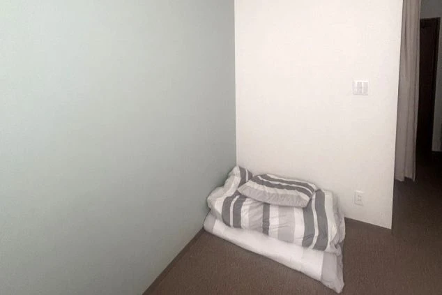 リゾートバイトの個室寮の部屋の画像。ライトグリーンの明るい壁。布団一式が置かれている。