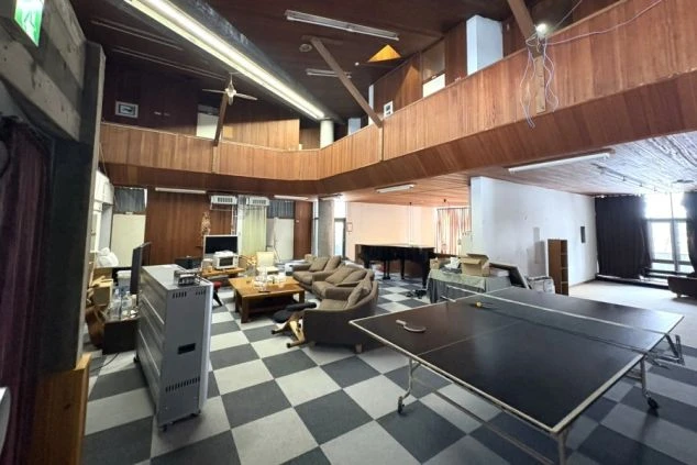 リゾートバイト寮の広い玄関。雪靴を置ける収納棚があり、人工芝が敷かれた清潔感のある住み込み環境。