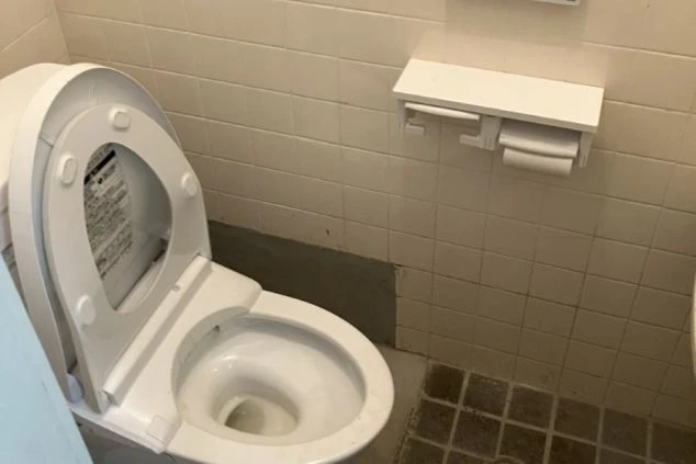 リゾートバイトの社員寮の部屋を表現するイメージ画像。ウォシュレット付きの洋式トイレ。