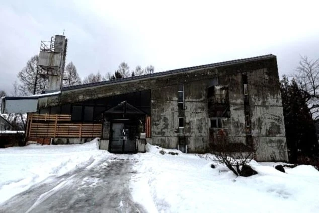 リゾートバイト住み込み求人の寮外観。スキー場近くの雪景色に囲まれた個室寮。