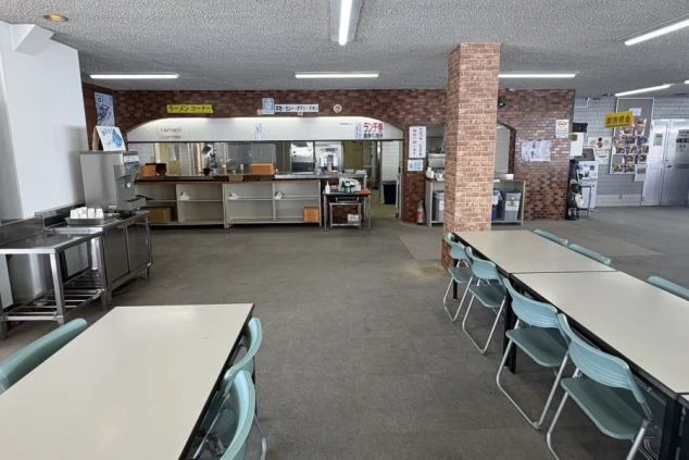 リゾートバイト寮のラウンジ。高い天井と木の温もりが心地よい、スタッフ同士の交流が楽しめる空間。