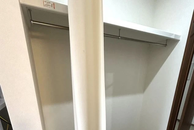 リゾートバイトの個室寮の部屋にある収納スペースの画像。ハンガーをかけられるスペースが完備されている。