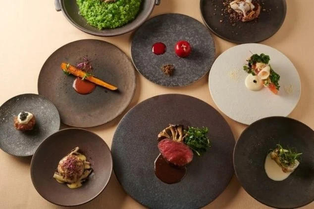 複数の料理が美しく盛り付けられた、コース料理の画像。レストランサービスの仕事内容を表す画像の画像。