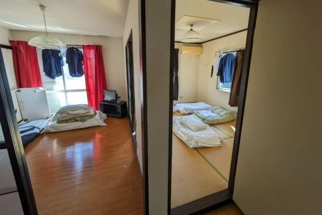 リゾートバイトのシェア寮、個室への入り口と室内。プライベートが確保された個室で、快適に生活できます。家具家電付き寮のリゾートバイト求人を多数掲載。